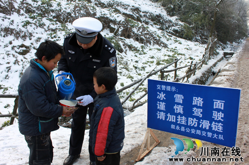 叙永公安交警集中清雪 保雪凌路面安全畅通(图1) 叙永公安交警集中清雪 保雪凌路面安全畅通(图1)