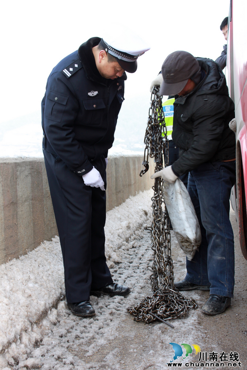 叙永公安交警集中清雪 保雪凌路面安全畅通(图2) 叙永公安交警集中清雪 保雪凌路面安全畅通(图2)
