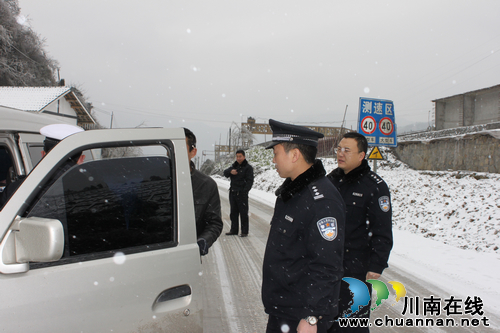 叙永公安交警集中清雪 保雪凌路面安全畅通(图3) 叙永公安交警集中清雪 保雪凌路面安全畅通(图3)