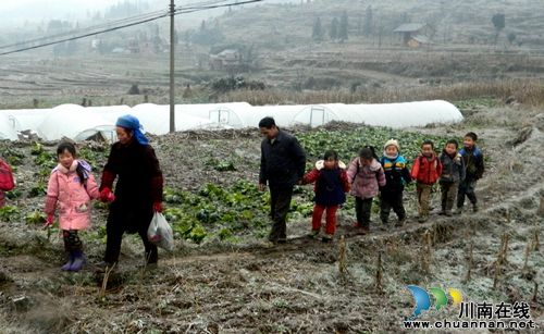 叙永:“接送大军”冰天雪地里义务接送学生(图1) 叙永:“接送大军”冰天雪地里义务接送学生(图1)