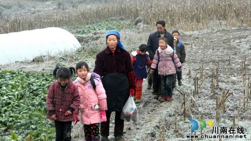 叙永：“接送大军”冰天雪地里义务接送学生