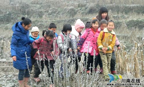 叙永:“接送大军”冰天雪地里义务接送学生(图2) 叙永:“接送大军”冰天雪地里义务接送学生(图2)