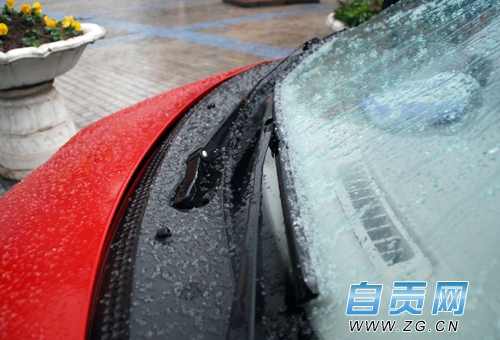 又出太阳又下冰粒 怪异天气“奇袭”自贡(图1) 又出太阳又下冰粒 怪异天气“奇袭”自贡(图1)