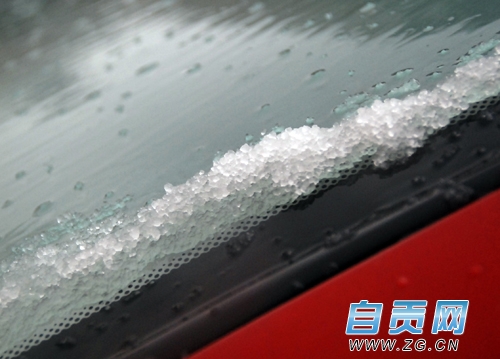 又出太阳又下冰粒 怪异天气“奇袭”自贡(图2) 又出太阳又下冰粒 怪异天气“奇袭”自贡(图2)
