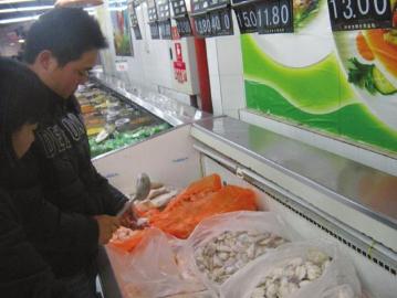 泸州：海鲜穿“水晶衣”&nbsp;冰块卖成肉价钱(图1)
