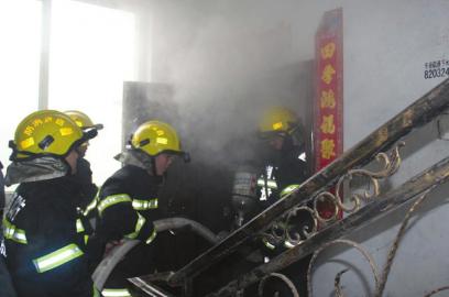 自贡：电热毯捂制醪糟&nbsp;点燃卧室吓坏邻居(图2)