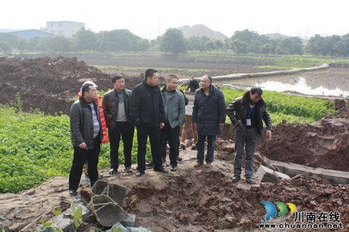 泸县水务局调研海潮镇小型农田水利建设项目(图1)