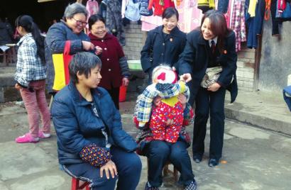 内江法官为受害妇女送新年祝福(图1)