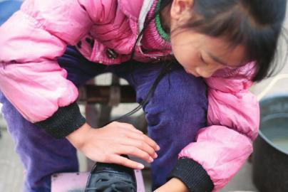 宜宾11岁小女孩帮擦皮鞋，至今已坚持一年多(图1)