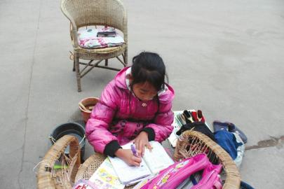 宜宾11岁小女孩帮擦皮鞋，至今已坚持一年多(图3)