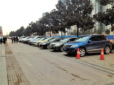 记者调查内江城区占道停车洗车现象(图1)