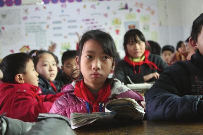 ［追踪］宜宾擦皮鞋的小女孩：爸爸快点回家吧(图1)