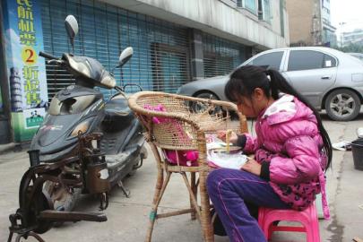 ［追踪］宜宾擦皮鞋的小女孩：爸爸快点回家吧(图3)