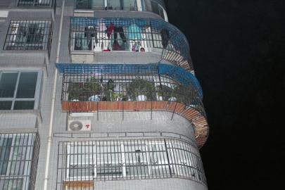 站在防护栏上收拖鞋&nbsp;宜宾一太婆8楼坠亡(图1)