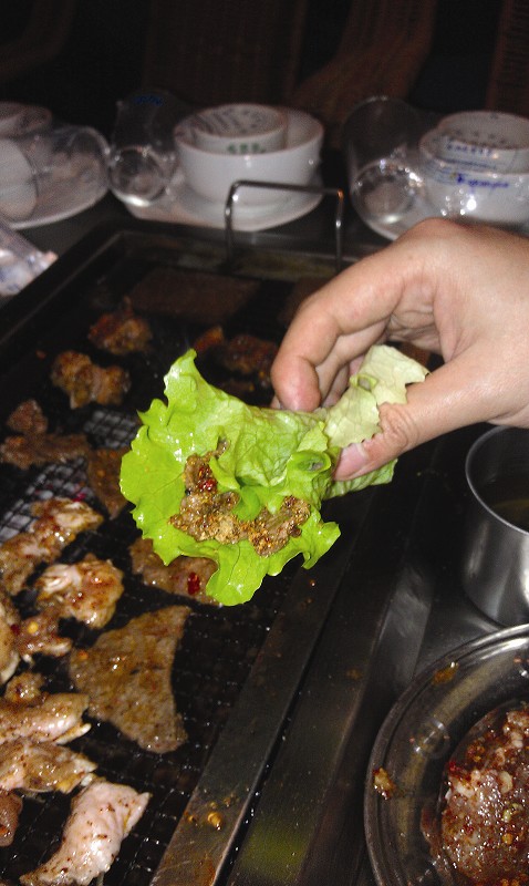 天冷了，围着火盆吃烧烤(图1)