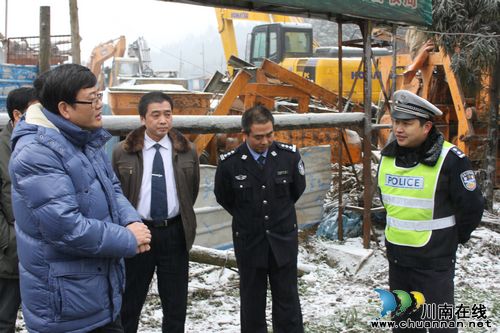 叙永县领导慰问抗冰保畅一线交警(图1) 叙永县领导慰问抗冰保畅一线交警(图1)