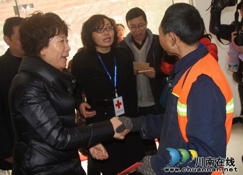内江市红十字会启动2013年“红十字博爱送万家”活动(图2)