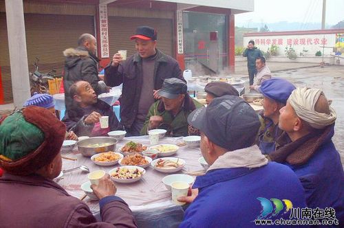 兴隆乡:外出务工青年与孤老提前温馨团年(图2) 兴隆乡:外出务工青年与孤老提前温馨团年(图2)