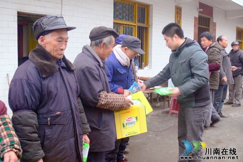 兴隆乡:外出务工青年与孤老提前温馨团年(图1) 兴隆乡:外出务工青年与孤老提前温馨团年(图1)