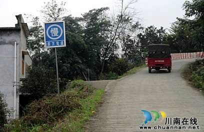 落卜镇:崎岖村道筑上防撞墙 群众安全保障有力(图1) 落卜镇:崎岖村道筑上防撞墙 群众安全保障有力(图1)