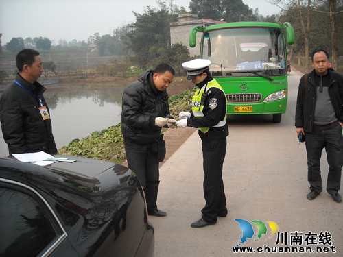 白米乡:多部门联合执法整治交通安全(图1) 白米乡:多部门联合执法整治交通安全(图1)