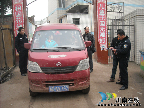 白米乡:多部门联合执法整治交通安全(图2) 白米乡:多部门联合执法整治交通安全(图2)