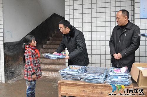 泸州市教育局深入分水镇木格倒村开展“挂包帮”活动(图2) 泸州市教育局深入分水镇木格倒村开展“挂包帮”活动(图2)