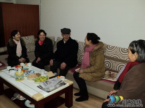 华阳街道：“三联单位”走进竹苑社区慰问老党员(图1)
