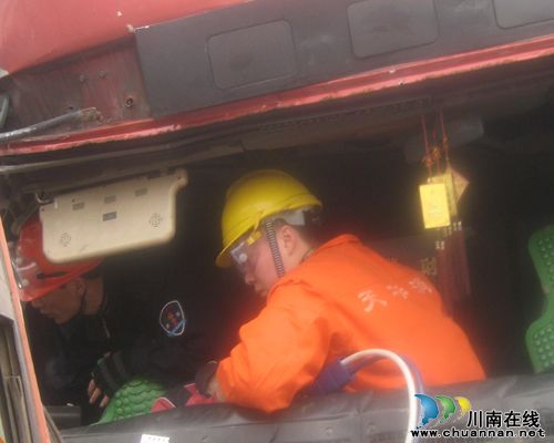 泸州:3车追尾 2支消防队联手营救3名被困者(图3) 泸州:3车追尾 2支消防队联手营救3名被困者(图3)