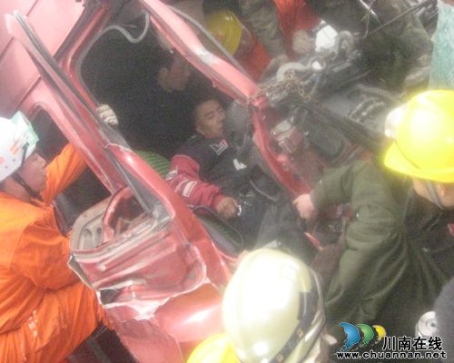 泸州:3车追尾 2支消防队联手营救3名被困者(图4) 泸州:3车追尾 2支消防队联手营救3名被困者(图4)