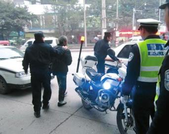内江一男子校门口持刀扬言要砍人 交警甩翻他(图1) 内江一男子校门口持刀扬言要砍人 交警甩翻他(图1)