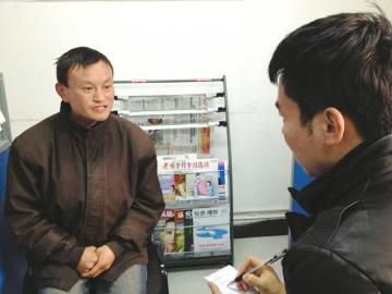 拖欠农民工工资 包工头玩“尿遁”(图1) 拖欠农民工工资 包工头玩“尿遁”(图1)