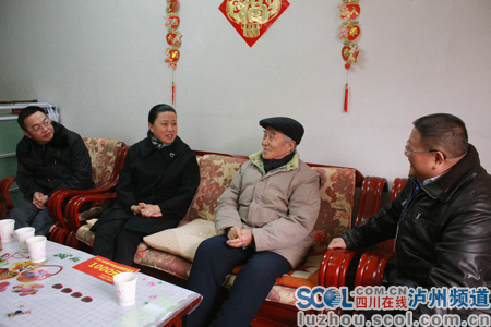 嘘寒问暖送祝福 市领导到泸州高中慰问老干部(图1) 嘘寒问暖送祝福 市领导到泸州高中慰问老干部(图1)