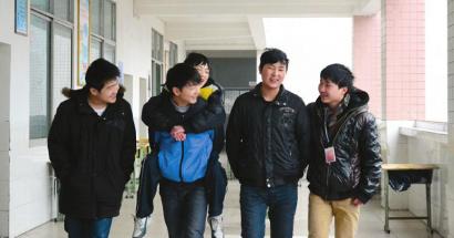 感动:泸州纳溪高一男生背堂哥上学8年(图3) 感动:泸州纳溪高一男生背堂哥上学8年(图3)
