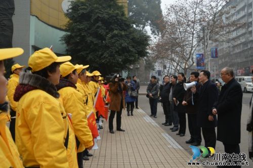 泸州:书记、市长寒冬送温暖(图1) 泸州:书记、市长寒冬送温暖(图1)