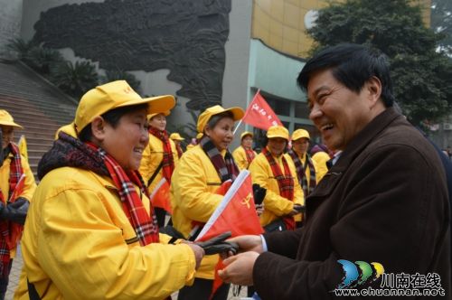 泸州:书记、市长寒冬送温暖(图2) 泸州:书记、市长寒冬送温暖(图2)