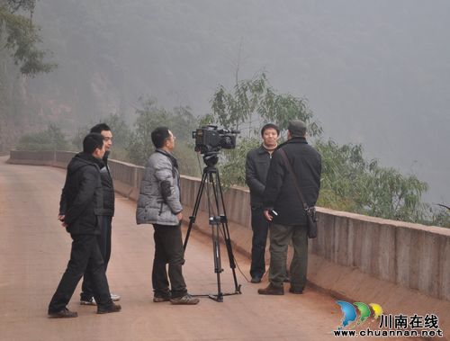 泸州市申报革命老区摄制组到上马镇拍摄(图1) 泸州市申报革命老区摄制组到上马镇拍摄(图1)