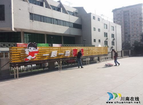 拆除违章 泸州城管解决居民困扰(图2) 拆除违章 泸州城管解决居民困扰(图2)