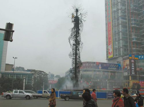 自贡地标“龙抱柱”起火 5分钟烧成“光架架”(图3) 自贡地标“龙抱柱”起火 5分钟烧成“光架架”(图3)