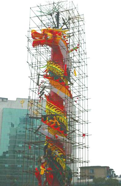 自贡地标“龙抱柱”起火 5分钟烧成“光架架”(图1) 自贡地标“龙抱柱”起火 5分钟烧成“光架架”(图1)