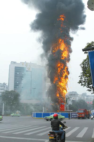 自贡地标“龙抱柱”起火 5分钟烧成“光架架”(图2) 自贡地标“龙抱柱”起火 5分钟烧成“光架架”(图2)