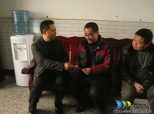 江阳区委副书记张旭光慰问茜草街道困难群众(图1) 江阳区委副书记张旭光慰问茜草街道困难群众(图1)