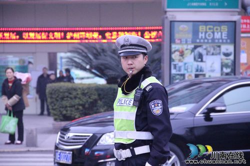 缓堵保畅 泸州交警全警上路(图2) 缓堵保畅 泸州交警全警上路(图2)