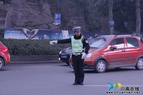 缓堵保畅 泸州交警全警上路(图1) 缓堵保畅 泸州交警全警上路(图1)
