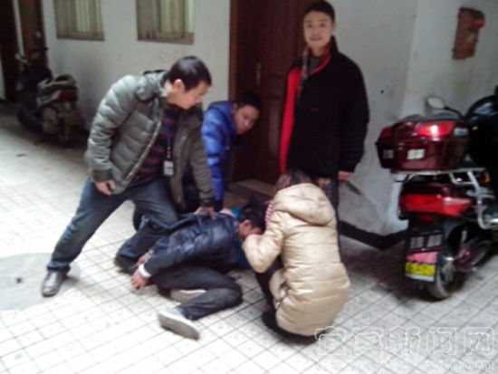 专抢单身女性和情侣 飞车党宜宾落网(图1) 专抢单身女性和情侣 飞车党宜宾落网(图1)
