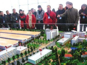 内江：我的家我做主&nbsp;30位市民逛城“挑刺”(图1)