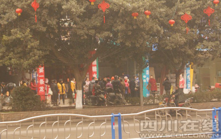 自贡富顺一商家光天化日下野蛮殴打六旬环卫工(图3) 自贡富顺一商家光天化日下野蛮殴打六旬环卫工(图3)