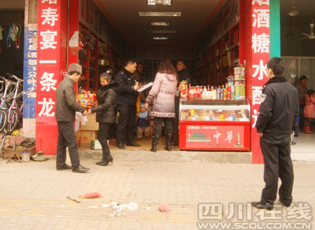 自贡富顺一商家光天化日下野蛮殴打六旬环卫工(图2) 自贡富顺一商家光天化日下野蛮殴打六旬环卫工(图2)