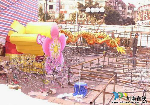 蛇年春节泸县好戏连台&nbsp;张灯结彩扮靓大街小巷(图3)