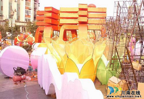蛇年春节泸县好戏连台&nbsp;张灯结彩扮靓大街小巷(图2)